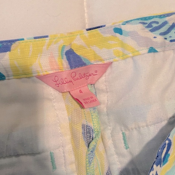 🎉HP🎉 Lilly Pulitzer Magnolia Shorts in Blue and Yellow Floral Size 4 - Picture 3 of 4